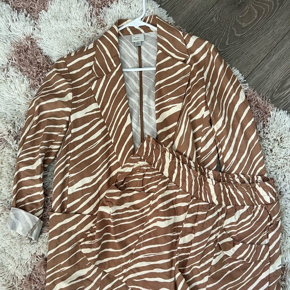 Women's Beige Zebra Print Blazer & Shorts Set - Picture 8 of 13